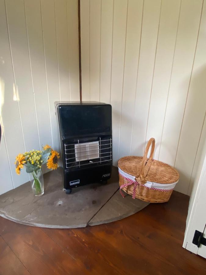 The Shepherd'S Hut - Wild Escapes Wrenbury Off Grid Glamping - Ages 12 And Over Baddiley Buitenkant foto