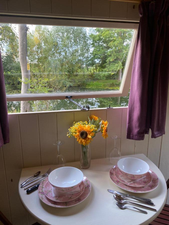 The Shepherd'S Hut - Wild Escapes Wrenbury Off Grid Glamping - Ages 12 And Over Baddiley Buitenkant foto