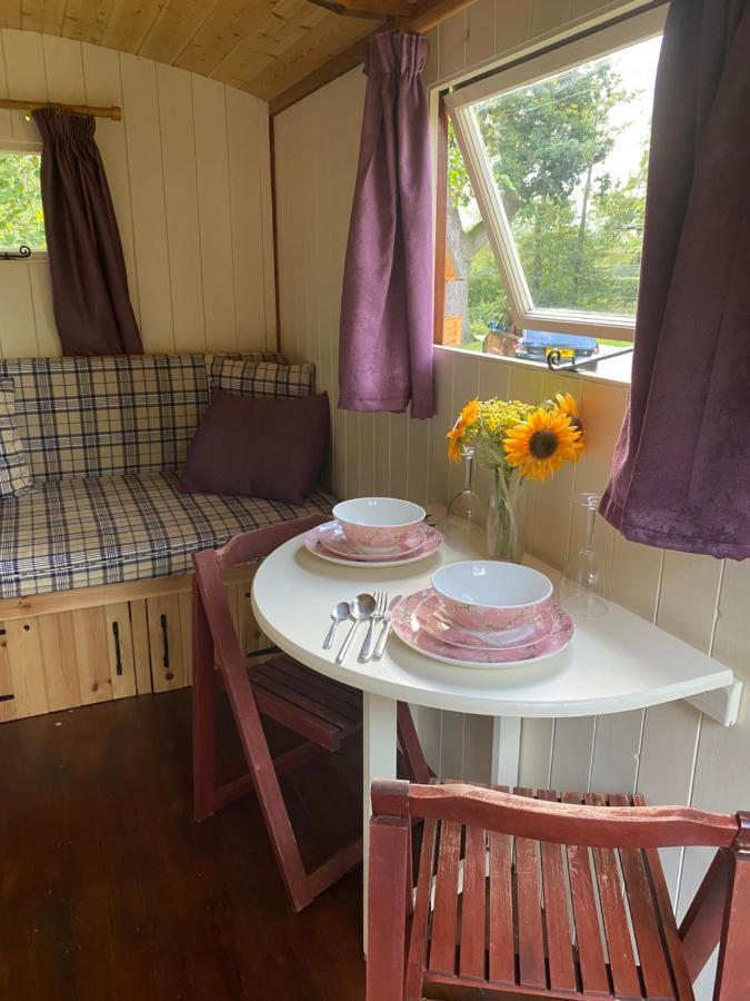 The Shepherd'S Hut - Wild Escapes Wrenbury Off Grid Glamping - Ages 12 And Over Baddiley Buitenkant foto