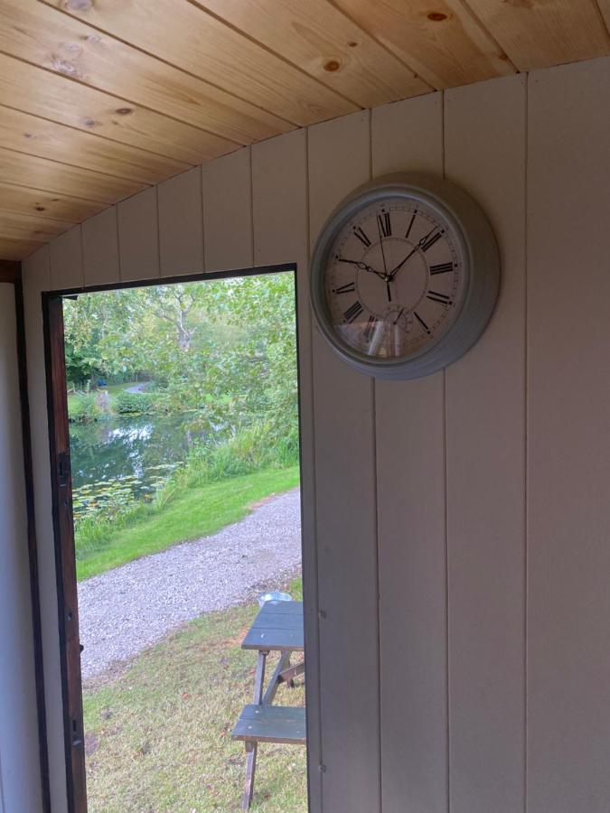 The Shepherd'S Hut - Wild Escapes Wrenbury Off Grid Glamping - Ages 12 And Over Baddiley Buitenkant foto